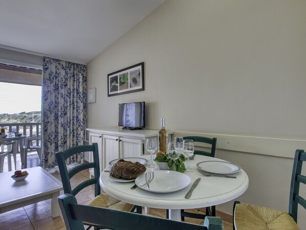 Table, Furniture, Property, Chair, Wood, Interior Design, Tableware, Dishware, Floor, Flooring