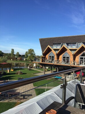 Riverside Bar and Restaurant on the park