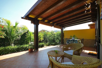 Villa lado playa para unas vacaciones en el mar cerca de Cefalù, 2 dormitorios, Wi-Fi, aire acondicionado y jardín