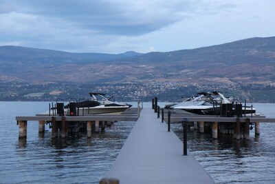 Lakefront Cottage with Pool