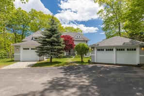 View as you approach the house from the private drive