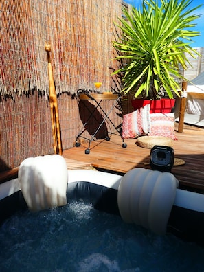 Outdoor spa tub