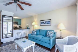 Beautifully Upgraded, Full Kitchen, Comfy King Bed, AC