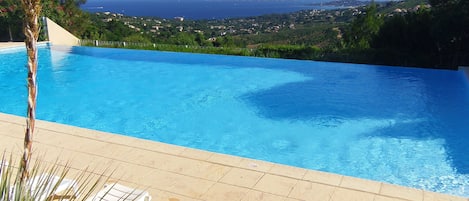 Piscine à débordement vue sur le golfe de Saint-Tropez