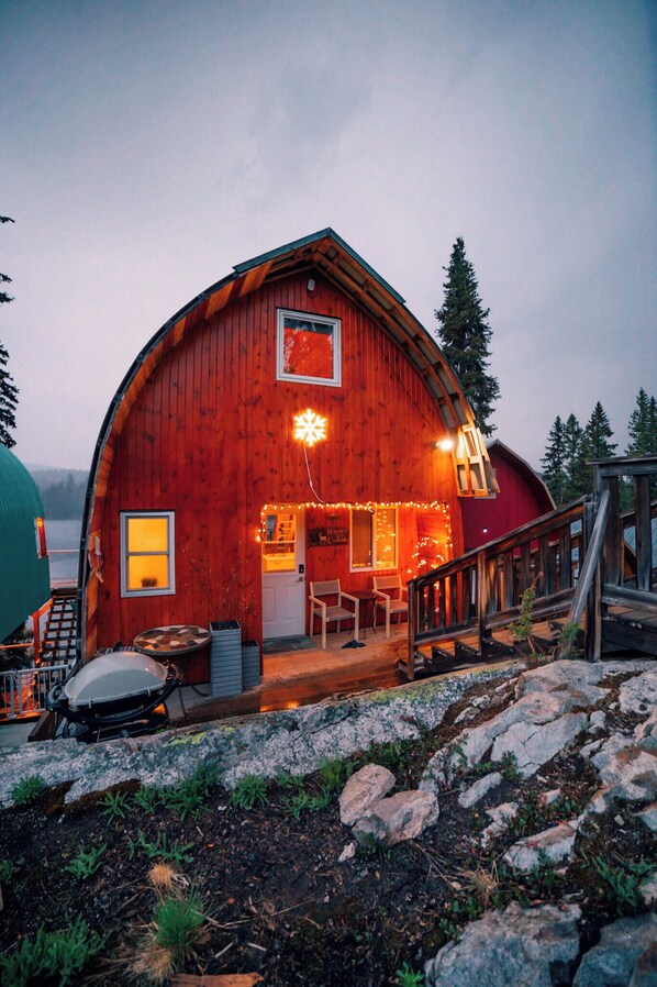 Everly's Hideout, perched on the hill overlooking Idabel Lake. This cabin is an all year round getaway, only a 20 minute drive to Kelowna and Big White.
