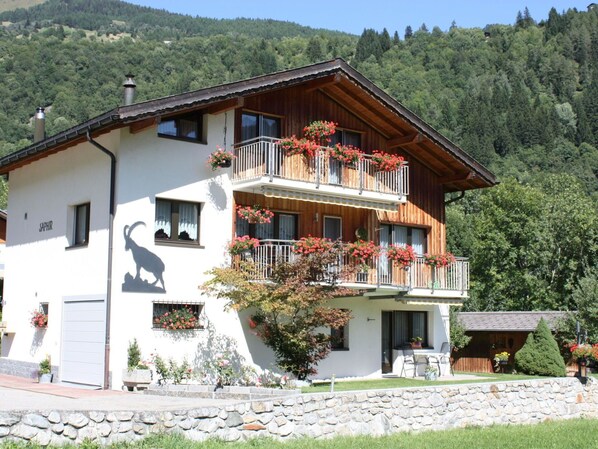 Plante, Propriété, Fenêtre, Ciel, Bâtiment, Arbre, Maison, Montagne, Chalet, Façade