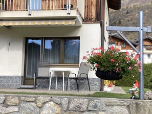 Plante, Fleur, Propriété, Bâtiment, Pot De Fleur, Fenêtre, Bois, Chaise, Mur, Ombre