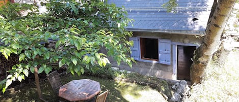 Jardin du bas et la a façade coté jardin