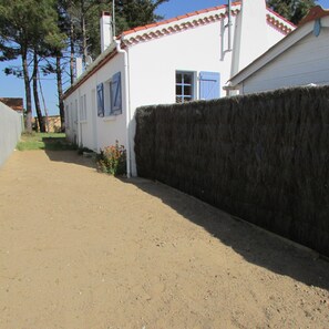 l'entrée de la petite maison 