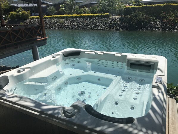 Bain à remous extérieur