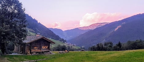 Chalet au coucher de soleil... Au fond roche Parstire et col du Pré. Août 2019