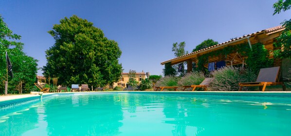 Gascous poolside
