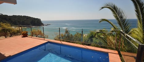 Piscina con vistas al mar