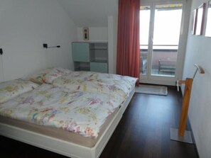 Schlafzimmer mit Wandschrank und Ventilator