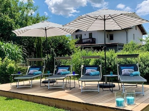 Genießen Sie sonnige Stunden auf unserer großen Gästeterrasse.