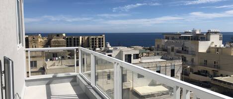 Balcony with sea views 