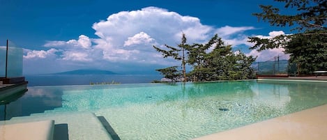 Infinity private swimming pool at villa dav located in a quiet place in Sorrento