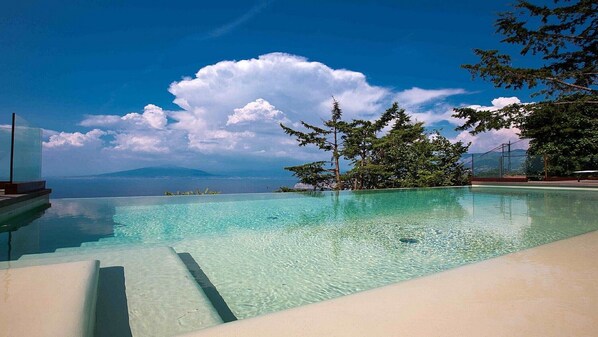 Infinity private swimming pool at villa dav located in a quiet place in Sorrento