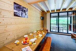 Welcome to your cozy and rustic apartment by the pistes!