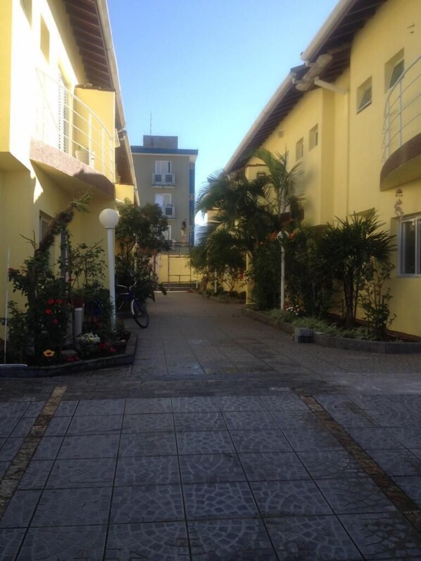 Vista da rua para os fundos do condomínio