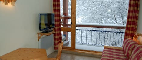 Séjour, vue vers le balcon