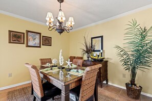 Sandpiper 6B Dining Area