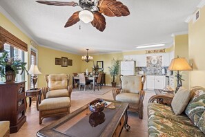 Sandpiper 6B Living Area