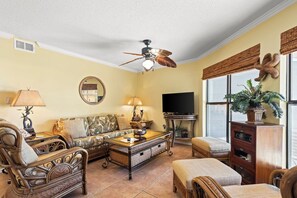 Sandpiper 6B Living Area