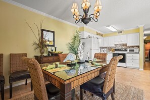 Sandpiper 6B Dining Area