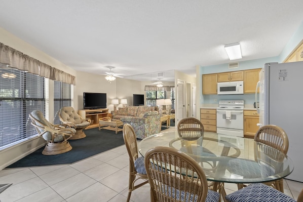 Sandpiper 11B Dining Area