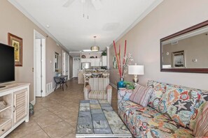 Island Royale P102 Living area