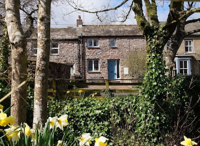 Charming,  cosy cottage. Family and dog friendly.