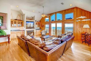 surf-or-sound-realty-lucilles-board-shack-812-great-room