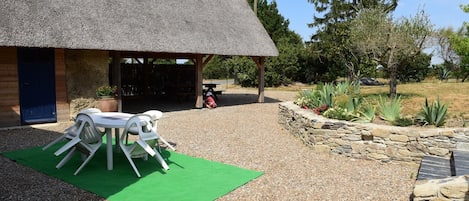 La terrasse distribuant le préau et le jardin