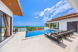 Sunny Banks: 4 Bed Sea View Villa