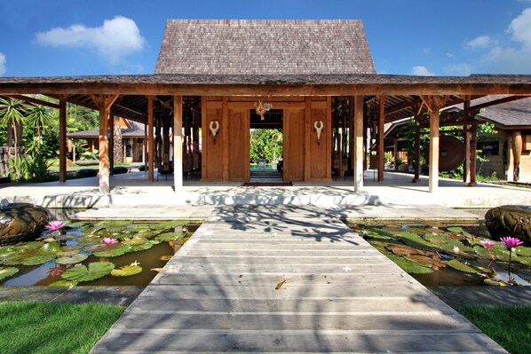 4 Bedroom Villa kayu Close to Canggu