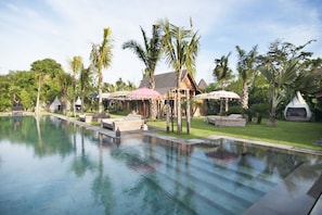 4 Bedroom Villa kayu Close to Canggu