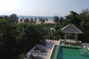 Ocean in the horizon and walking distance to the beach.