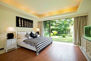 Bedroom with 1 queen bed, TV, and direct access to garden