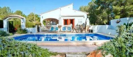 Beautiful 3 bed villa with very private pool, air-con and wifi