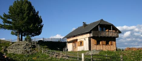 Almhaus im Sommer