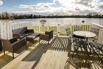 3 Bedroom Lodge With Direct Lake View In South Cerney