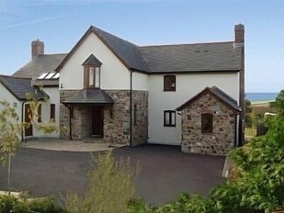 Spacious 5-Star Holiday Home: Private Hot-tub, Pool, Wood-burner & Tennis Court 