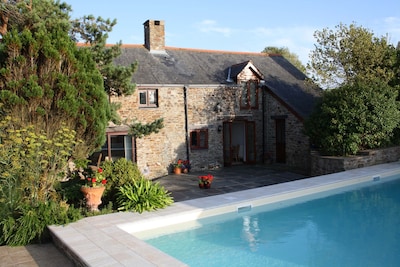 5 Star cottage with private hot-tub, outdoor pool, tennis court & table tennis 