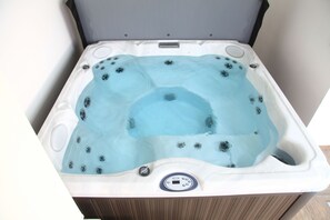 Indoor spa tub