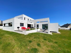 Villa d'architecte avec grandes terrasses orientées au Sud