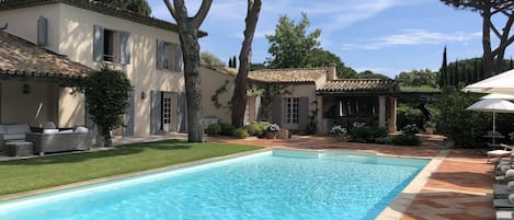 Villa Provençale Moderne
12 personnes /6 chambres/ 2km St Tropez