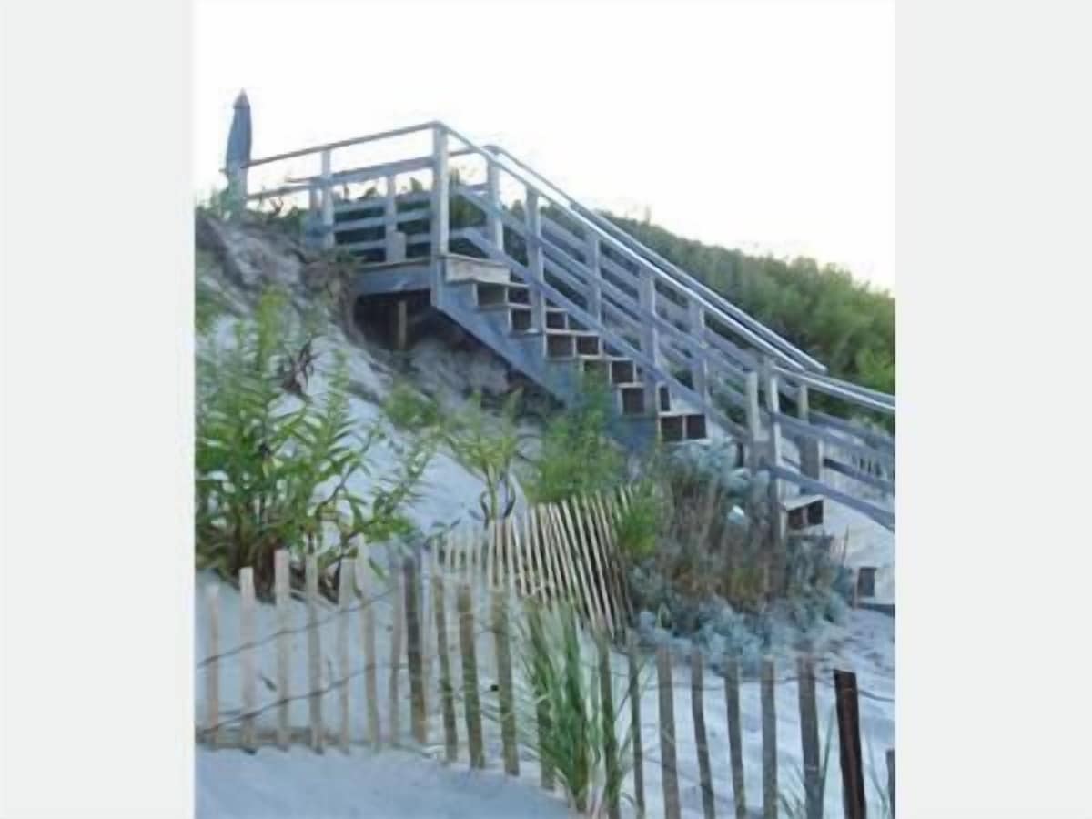 95A Salt Marsh- Seaside escape @ private beach-1BR Cottage w/ AC, steps to sand!