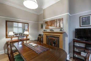 Dining room with an extendible table for 8 people