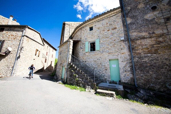 Vue de la maison de puis la rue.